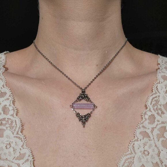 Gothic fairy purple diamond-shape necklace with a small silver chain - Picture 9 of 9